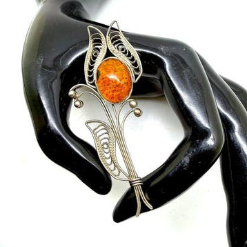 Vintage opengewerkt bloemmotief broche met natuurlijke