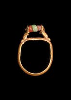 Oud-Romeins Goud Ring met dolfijnen die kralen dragen