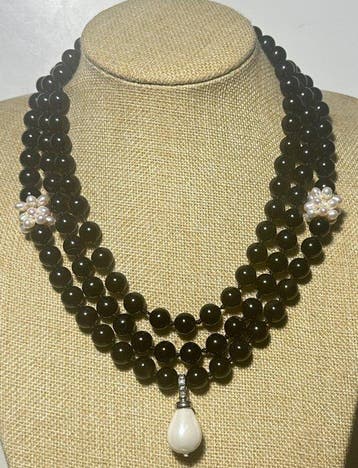 Zwart onyx, witte parels en witte parelmoer. Hoge kwaliteit.