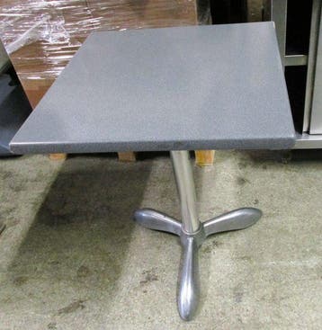 Tafel met grijze blad en metalen poot, Gebruikt