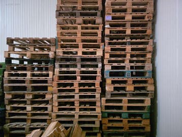 (250x) (circa) Palletten .