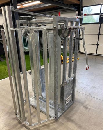 Zwaar halsvastzetframe, behandelbox met vangkorf € 2645 incl, Weidegang