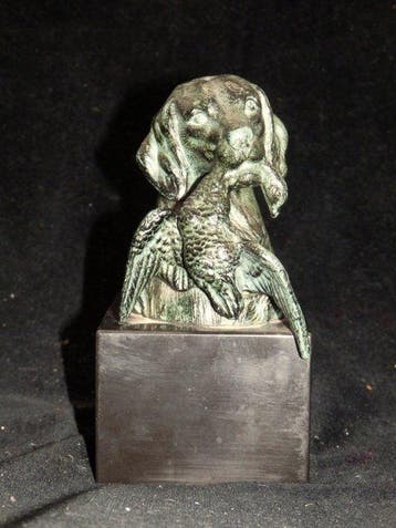 Vintage bronzen beeld van een Jachthond met gans -