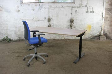 Handmatig verstelbaar bureau zwart frame zéér licht gebruikt, Overige typen, Gebruikt, Verzenden, Overige merken