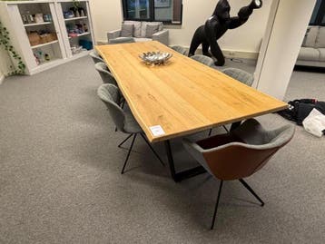 Online veiling: Houten vergadertafel met 8 stoelen, Nieuw