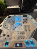 Jacuzzi / spa 200x200 – plug &amp; play 220V – 4-5 persoons, Ophalen, Zo goed als nieuw, Pomp, Vast