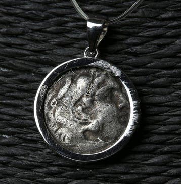 modern Zilver Hanger met de oude Griekse drachme van