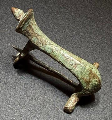 Oud-Romeins Brons Klassieke, mooi gevormde Knee fibula,
