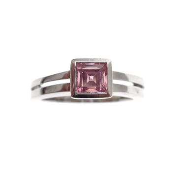 Witgouden damesring met kunziet, Sieraden, Tassen en Uiterlijk, Ringen, 18 tot 19, Gebruikt, Ophalen of Verzenden, Met edelsteen