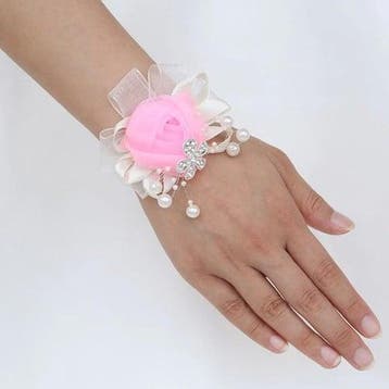 Luxe polscorsage roze satijnroos met broche en parels kant, Ophalen of Verzenden, Nieuw
