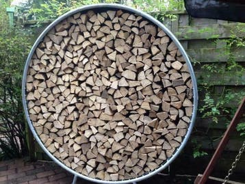Houtopslag/Hottub oven gedroogd haardhout in krat en in zak.