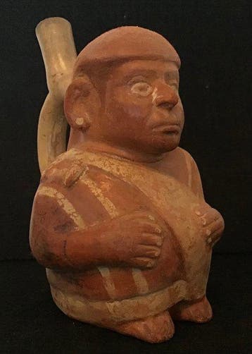Moche-figuur van een zittende man die een tas met