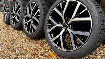 Volvo EX30 5 Y-spaak velgen Glossy met winterbanden, Auto-onderdelen, 245 mm, Banden en Velgen, Nieuw, Personenwagen