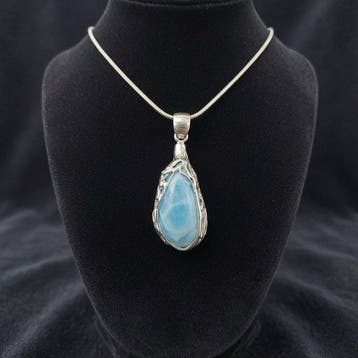 Natuurlijke larimar. Een uniek ambachtelijk stuk. Hanger van