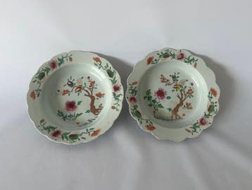 Set van twee Famille Rose bloem- en fruit-schelpvormige