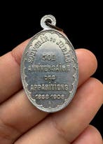 Esoterisch en geheimzinnig gotische medaille van wit metaal,