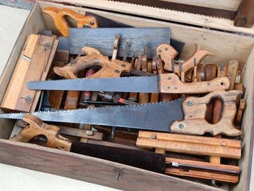 kist met ca 30 stuks oud schrijnwerkers gereedschap -