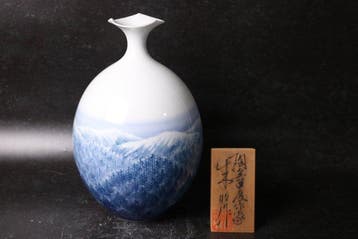 Fujii Shumei – Vroege Lente blauw-witte porseleinen vaas