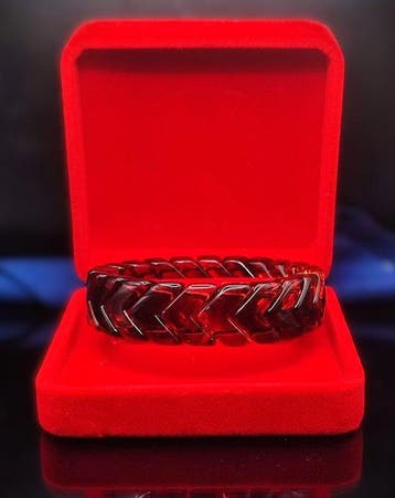 Prachtige barnsteen armband in fluweren geschenkdoos. Gratis