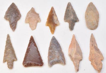 Neolithisch Jasper, Flint 10 pijltoppen van 2,5 cm tot 4,1