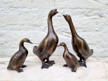 Beeldje - A goose family (4) - Brons
