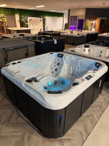 Spa/jacuzzi Luxe 5-Pers. 215 x 200 x 91 plug & play 220V, Ophalen, Zo goed als nieuw, Pomp, Vast