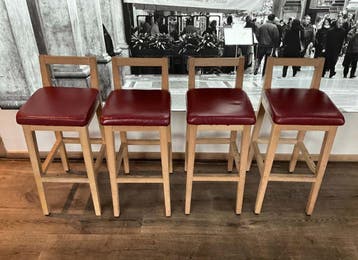 Hutten barkrukken met rugleuning – 3 sets beschikbaar, Zakelijke goederen, Horeca | Meubilair en Inrichting, Ophalen of Verzenden