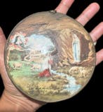 Visie in de Rots: Oud medaillon van messing en bolkristal –