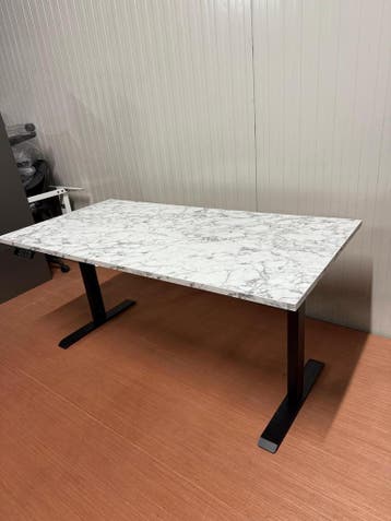 Nieuw Elektrisch Bureau - Marmer Bureaublad - Zwart Frame, Huis en Inrichting, Verzenden, In hoogte verstelbaar, Nieuw