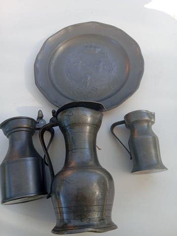 Decoratief ornament (4) - Oude tinnen voorwerpen