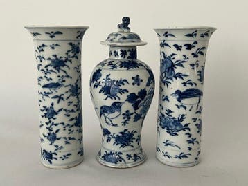 Een groep blauw-witte vazen met vogel- en bloemmotieven -