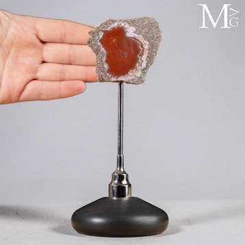 Rode Marokkaanse agaatgeode op decoratieve standaard