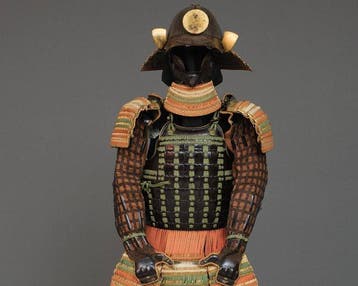 Gouden en zwarte Edo-periode pantser (yoroi) met maedate in