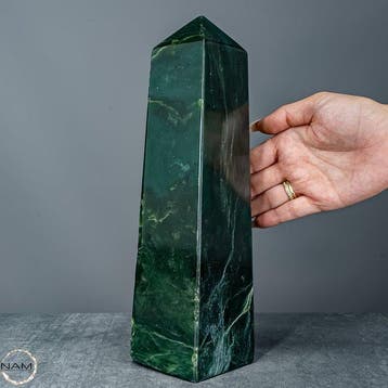 Monumentale nefriet-jade-obelisk – imposante edelsteen-toren