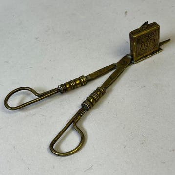 Decoratief ornament - Antieke messing kaarsensnuiter met, Antiek en Kunst