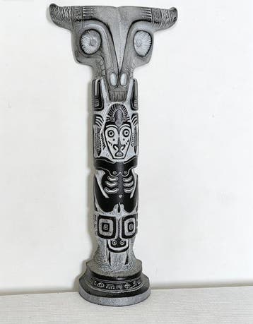 Steen, Replica van ornamenten van een totempaal uit de
