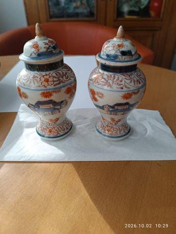 Paar kleine potjes met deksel uit Imari Japans porselein,