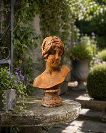 Beeld, statue in cast metal female bust - 26 cm - Gietijzer