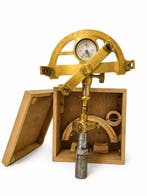 Graphomètre ancien à pinnules avec boussole centrale ,