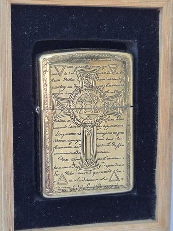 Zippo - Constantine Priest - 5-seitig graviert in toller, Nieuw