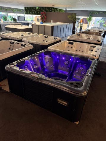 Luxe Jacuzzi / Spa 200x200 cm – Compleet&Direct Beschikbaar, Ophalen, Zo goed als nieuw, Pomp, Vast
