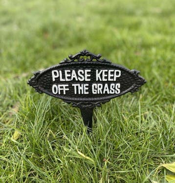 Decoratief ornament - Blijf alstublieft van het gras af., Antiek en Kunst