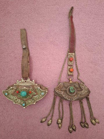 2 Antieke Tibetaanse Tondelbuidels - Koraal, Leder, Zilver,, Antiek en Kunst