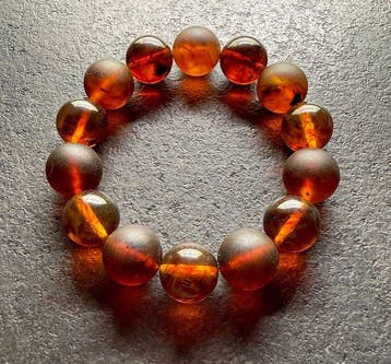 Armband met grote Baltische barnsteen kralen in cognackleur,