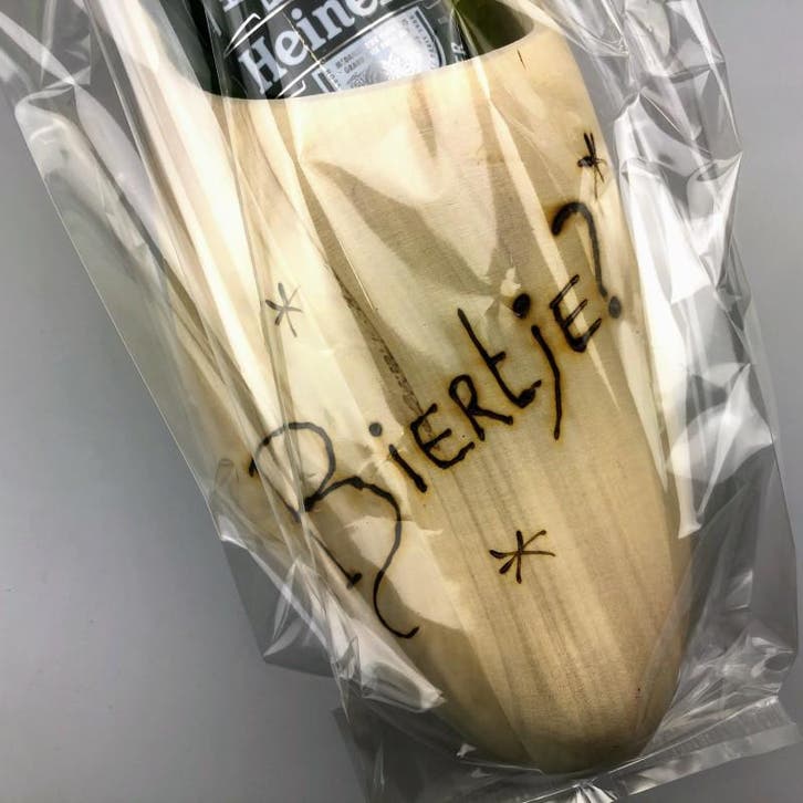 Klomp met biertje en opener - Welk merk bier?: Grolsch, Kleding | Heren, Schoenen, Nieuw, Ophalen of Verzenden