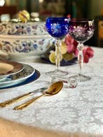 Wit damast-tafelkleed voor brede tafels, met bloemmotief. -