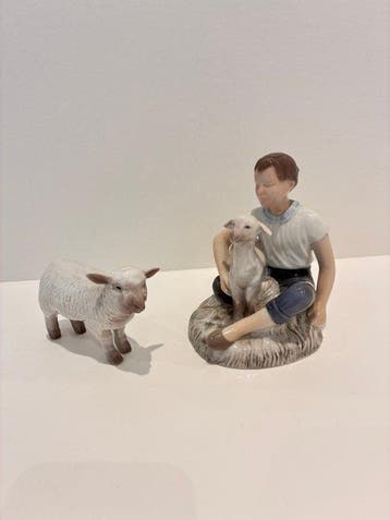 Bing & Grondahl - sculptuur, Child with sheeps - 13 cm -
