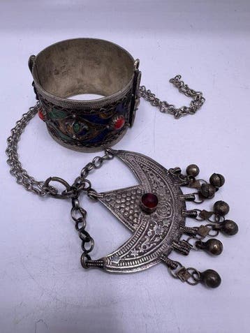 1 Kabylische manchetarmband uit Algerije en 1 ketting met