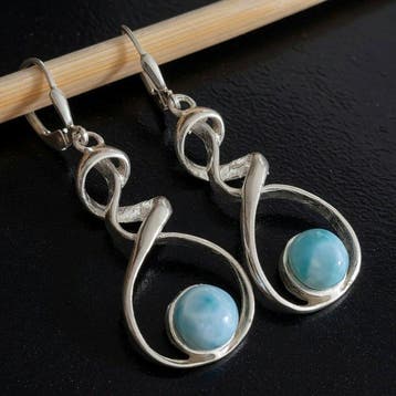 Larimar. Oorbellen met veilige sluitingen. Ambachtelijke