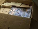 Wereld - Ruim 12 Kg postzegels op en zonder papier, in, Gestempeld